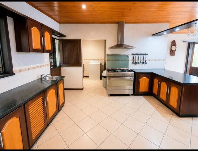 6 BEDROOM HOUSE FOR SALE IN ROOIHUISKRAAL